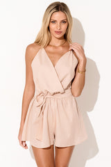 Pudrowy kombinezon z krótkimi nogawkami Layla