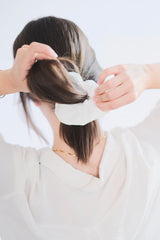 Gumka do włosów z beżowej satyny / Scrunchie