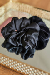 Scrunchie / gumka do włosów z czarnej satyny