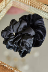 Gumka do włosów / scrunchie z czarnej satyny Love and Hate