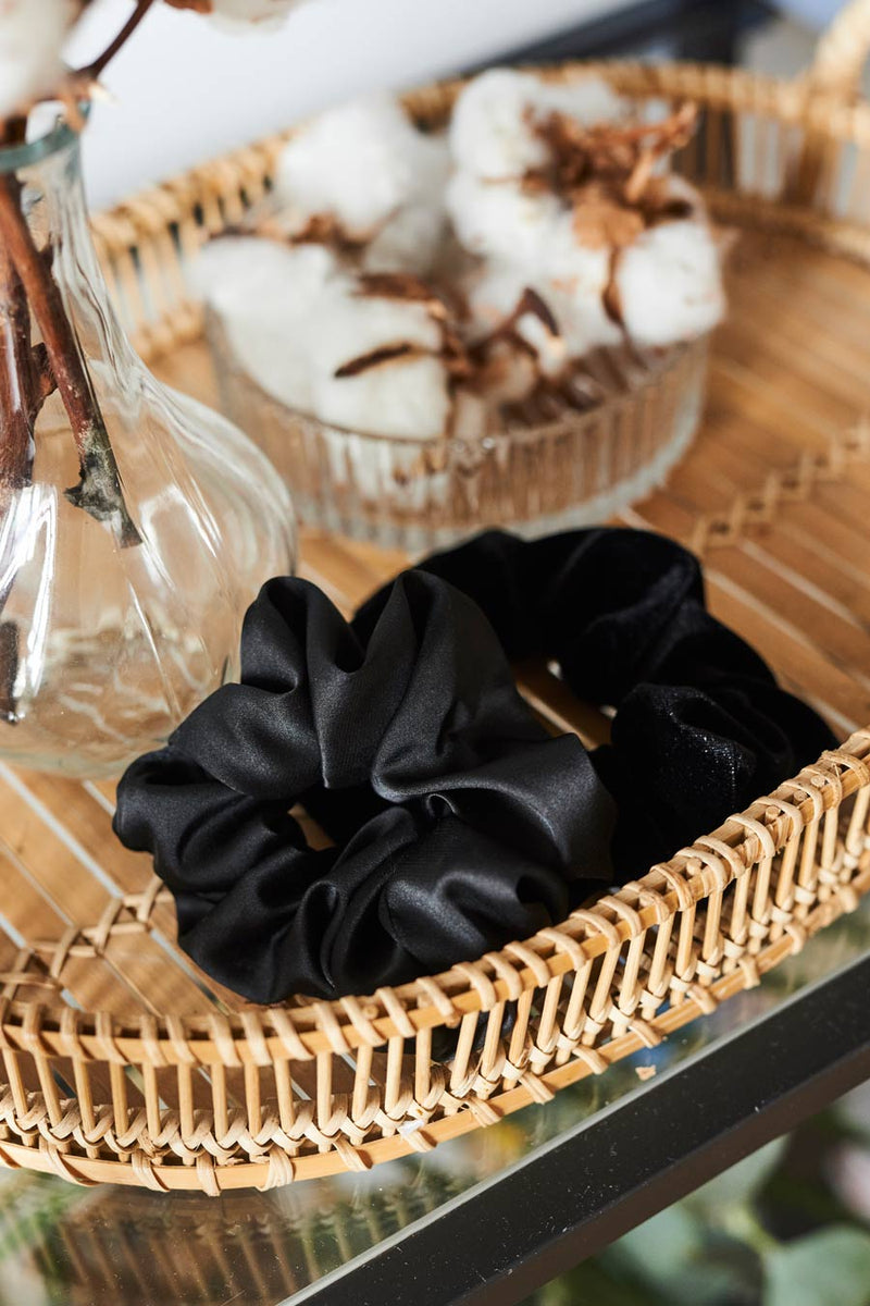 Scrunchie / gumka do włosów z czarnej satyny